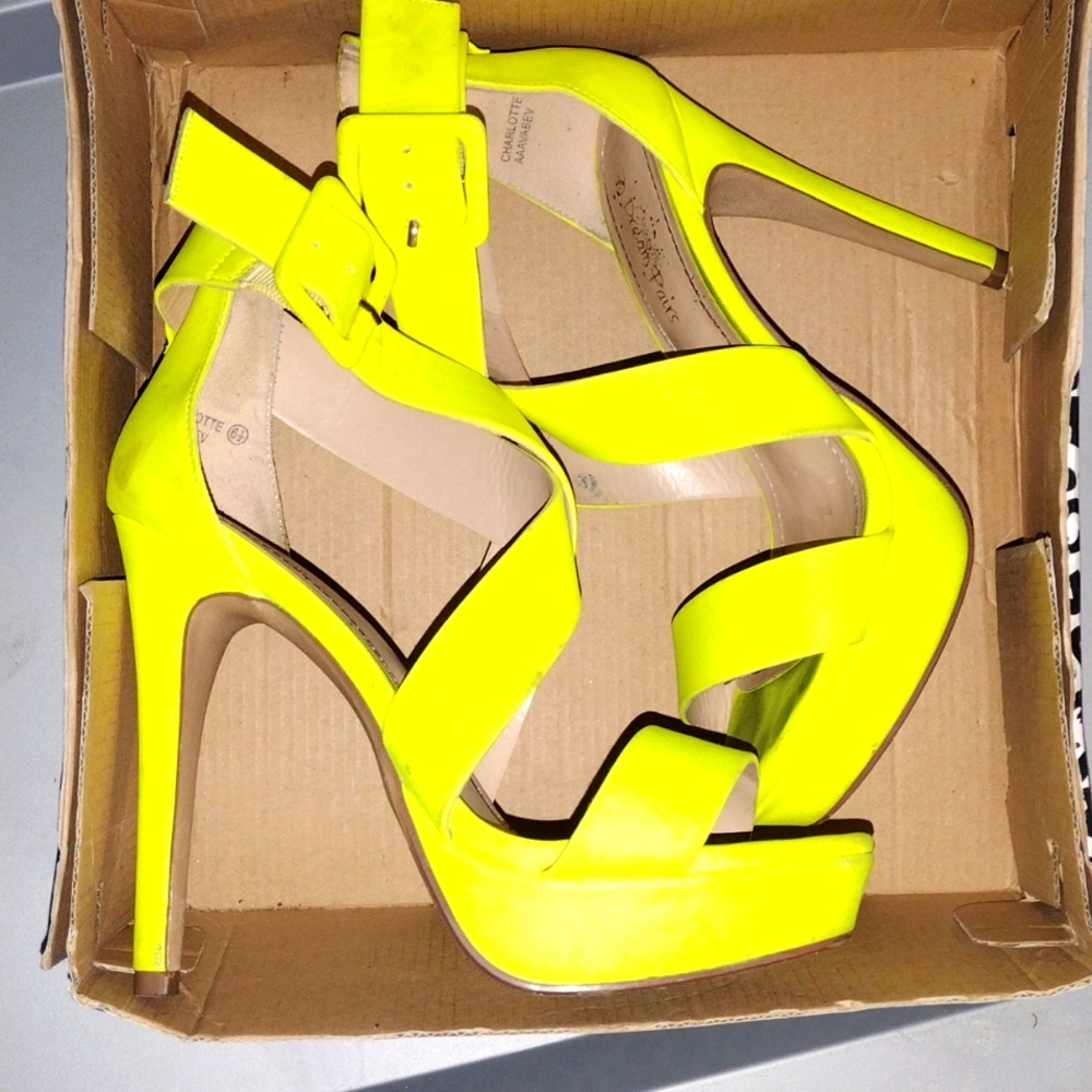 Sexy bright 💛 yellow Heels 6.5